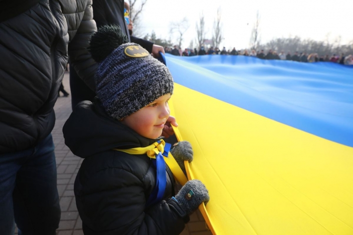 В центре Запорожья развернули 50-метровый Флаг Единства (фото)